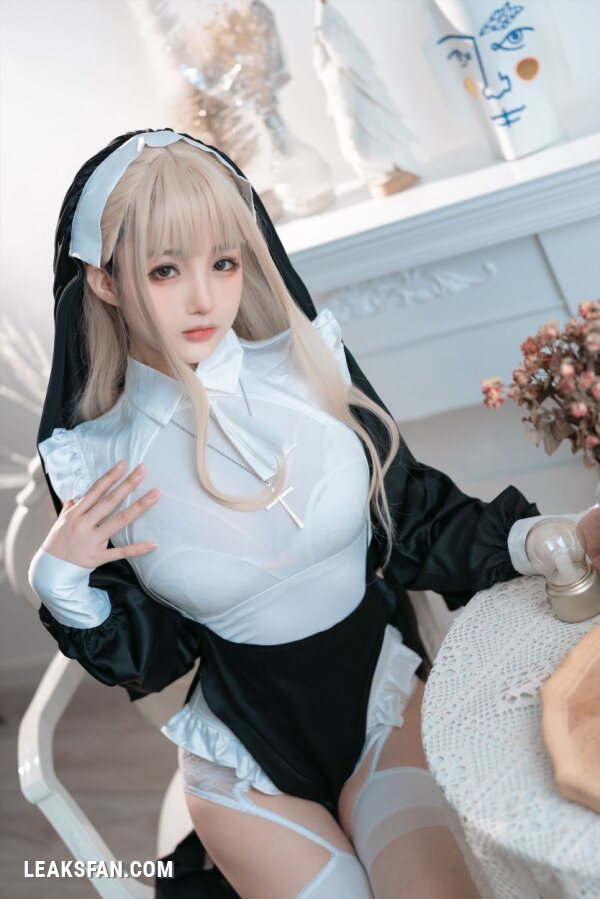 Sakurai - Nun (Random Cosplay) - 1