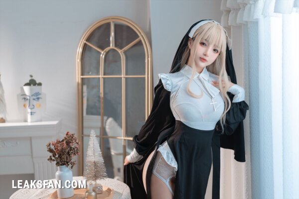 Sakurai - Nun (Random Cosplay) - 2