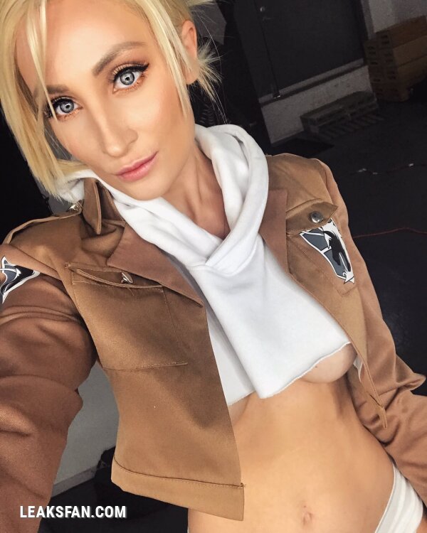 HollytWolf as Annie Leonhart - 1