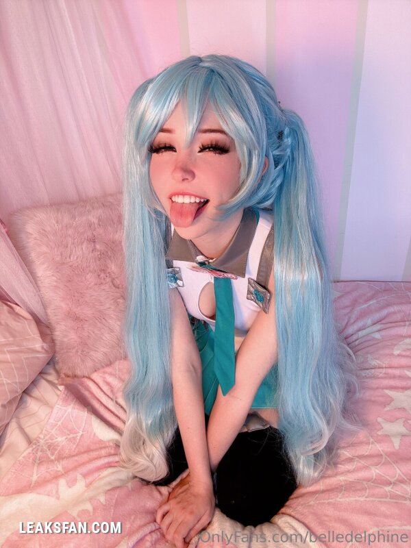 Belle Delphine ----------------- Hatsune Miku - 2