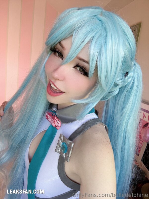 Belle Delphine ----------------- Hatsune Miku - 17