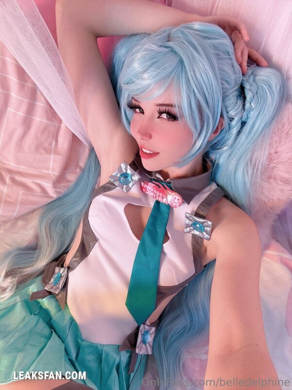 Belle Delphine ----------------- Hatsune Miku - 25