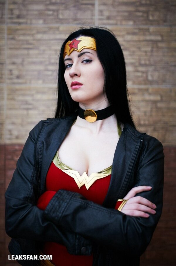 Oniksiya Sofinikum is Wonder Woman - 2