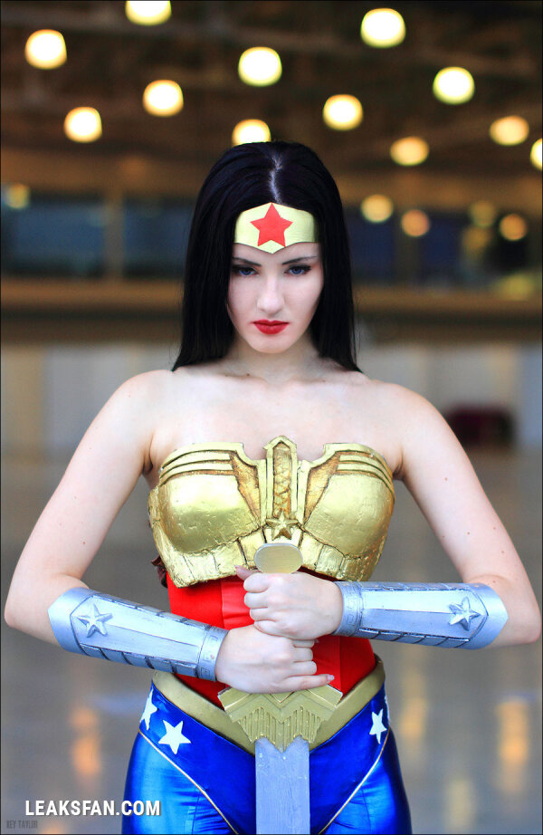 Oniksiya Sofinikum is Wonder Woman - 0